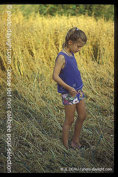petite fille dans le champ - little girl in the field